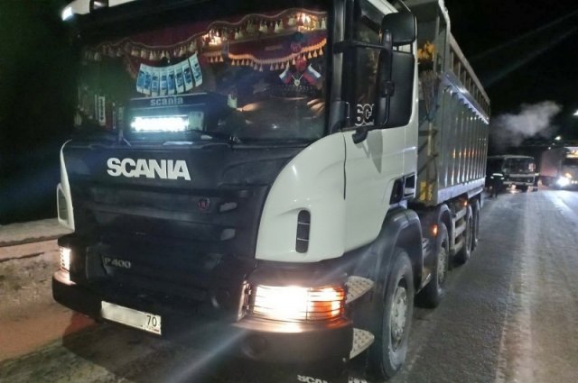 В Татарстане легковая машина выехала на встречную полосу и попала под грузовик Scania. 