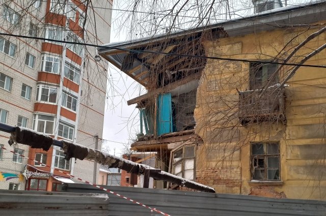 Сейчас дом на проезде Грибоедова огородили, всех жильцов выселили - пострадавшее здание готовится к сносу... 
