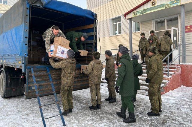 Больше 1000 подарков доставили в военную часть Тоцкого.