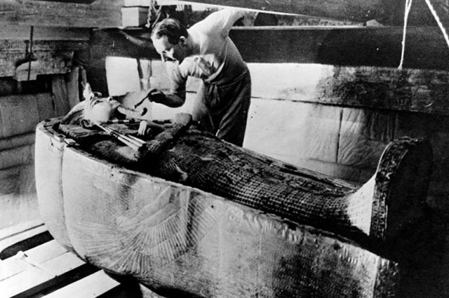 Говард Картер осматривает гробницу Тутанхамона.