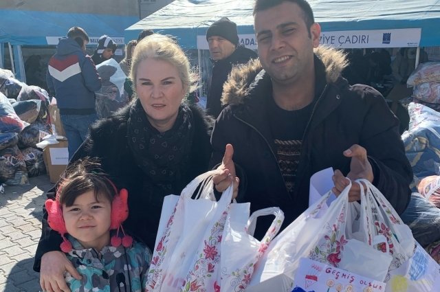 Дочка и тетя Эльзы Абрамович, и турецкий волонтер привезли гуманитарную помощь