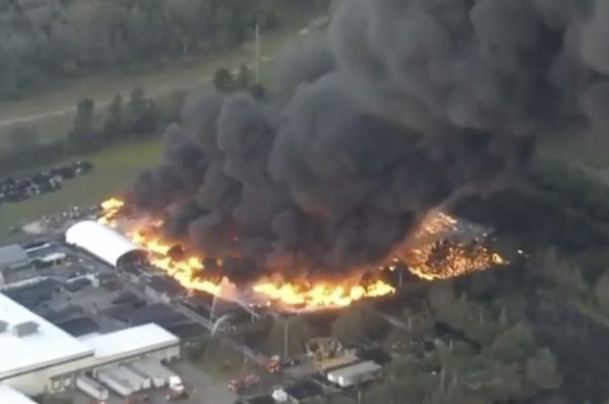 Площадь пожара на складе во Флориде превысила 21 тыс. квадратных метров