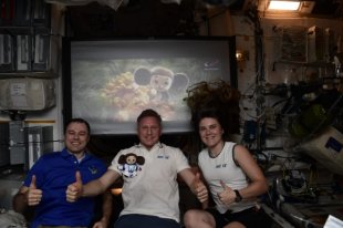 Космонавты на МКС посмотрели фильм “Чебурашка”