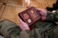 В Оренбурге наградили 21 участника спецоперации и росгвардейцев.