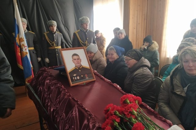В Красноярском крае простились с погибшим на СВО 26-летним бойцом Юрием Шнайдером.