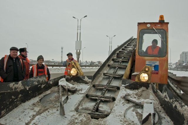 Оренбуржцы жалуются на рекламу, мешающую уборке снега