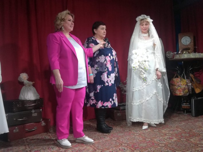 Антонина Федорова (в центре - Ред.) приехала в Екатеринбург из Верхней Салды, чтобы представить своё свадебное платье 1985 года – его невесте шила мама. 