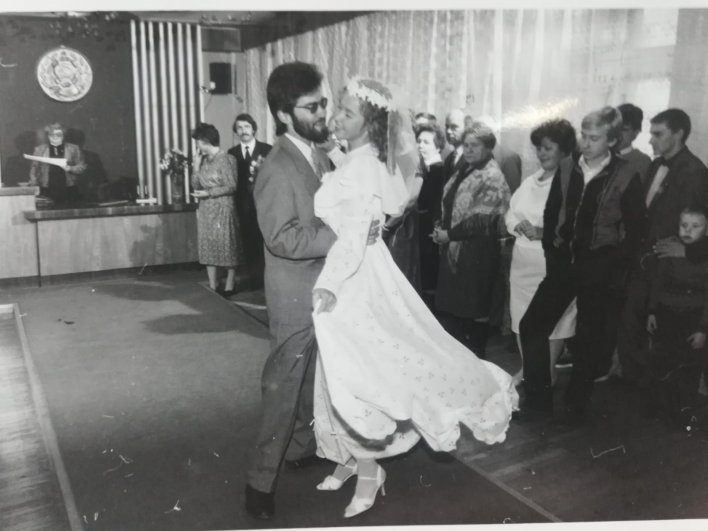 Светлана Гусева уверена, её свадебное платье, на пошив которого ушло 10 метров ткани, счастливое. 40 лет в браке, душа в душу с мужем тому подтверждение. (На фото – танец жениха и невесты в загсе). 