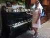 Марина Новокшонова решила продемонстрировать свадебный костюм мамы сама: «Кримплен с люрексом, производство Англии. Красота!» 