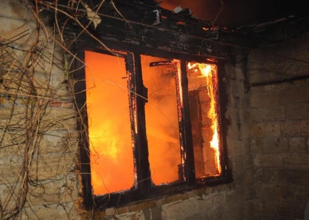 В Ростовской области пожарные вытащили из огня человека
