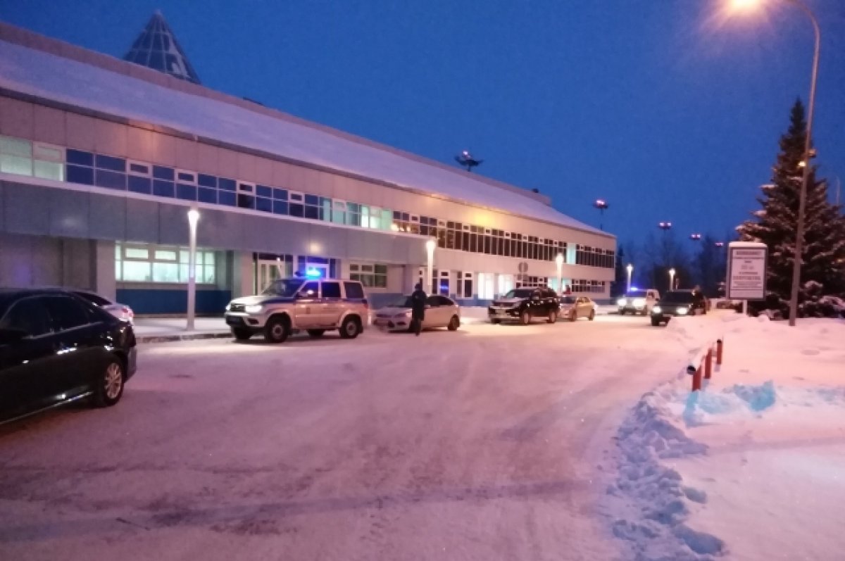 Аэропорт ханты мансийск. Аэропорт Ханты-Мансийск зима. Аэропорт Ханты-Мансийск зимой. Аэропорт Ханты-Мансийска Югра зимой. Аэропорт Ханты-Мансийск из.