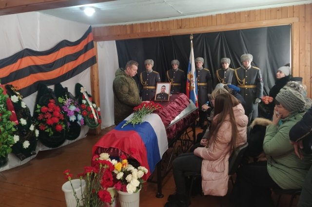 Старшего лейтенанта похоронили на сельском кладбище в Айтате Красноярского края.