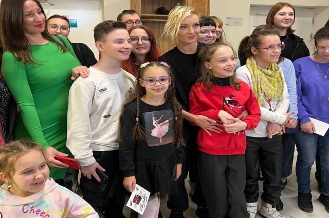 Катя Фукс и ещё 12 ребят вместе с Полиной Гагариной исполнили песню «Миллион голосов»