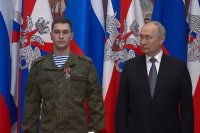 Первый орден мужества Юрий Шнайдер получил из рук Владимира Путина.