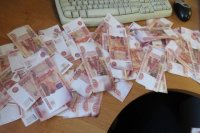 В Канске женщина украла у 91-летнего пенсионера 570 тысяч рублей и подменила их билетами «Банка приколов».