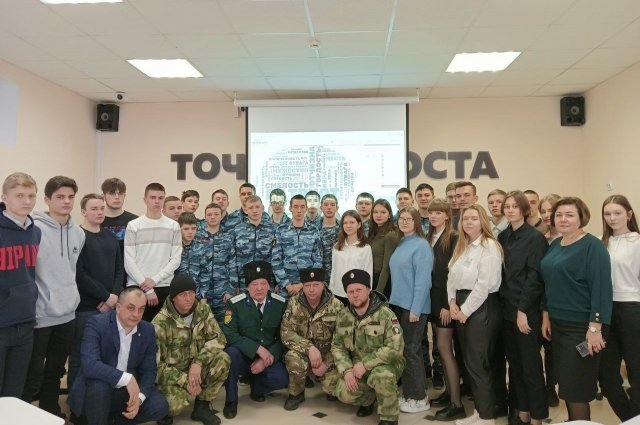 Сорочинские школьники встретились с вернувшимися из зоны СВО казаками-добровольцами.