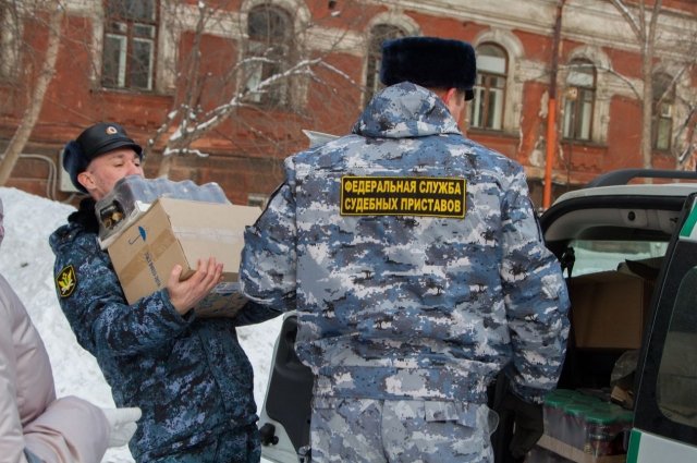 Судебные приставы передали бойцам 30 коробок с фруктами, сладостями и компотом