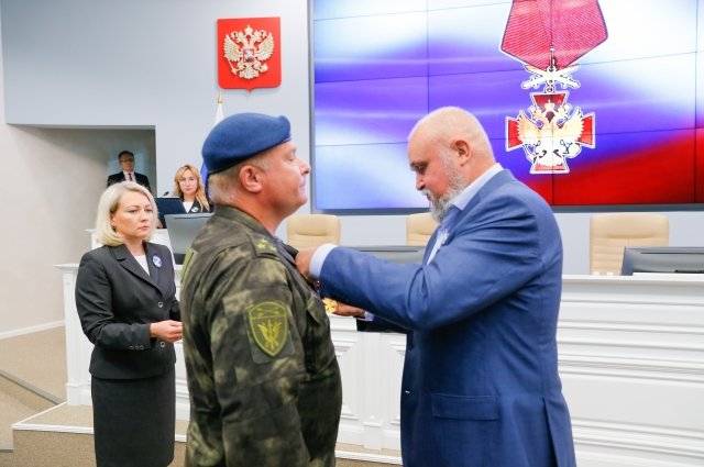 Губернатор Сергей Цивилев вручил медаль «Герой Кузбасса» полковнику полиции Константину Огию.