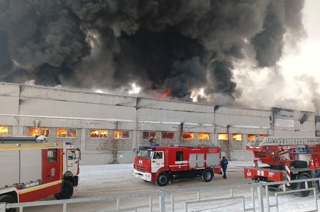 Пожар тушат уже более 100 спасателей.