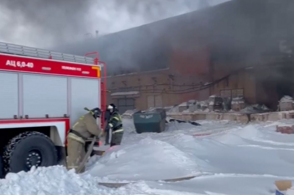 Пожарные ликвидировали открытое горение на складе с пластиком в Подмосковье