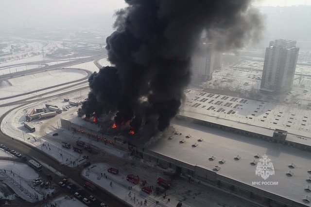 Огонь охватил уже 13 тысяч кв. метров здания.