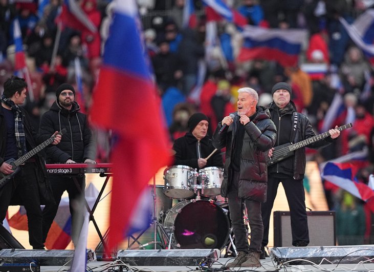  Певец Олег Газманов выступает на митинг-концерте «Слава защитникам Отечества!».