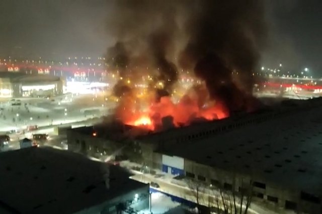 Пожарные продолжают ликвидацию крупного огня на складе.