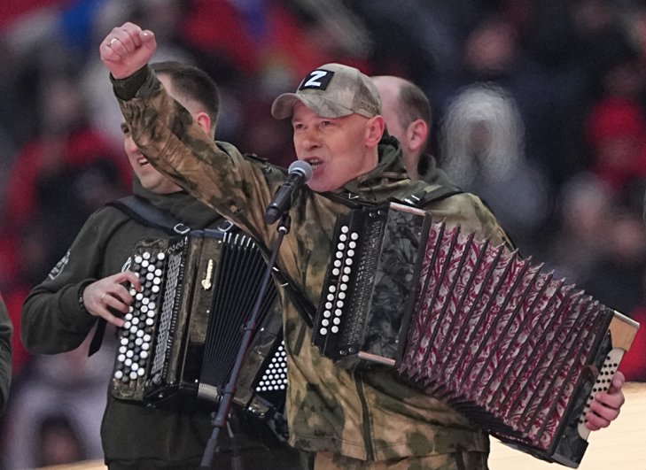 Музыкант Александр Ванюшкин выступает на митинг-концерте «Слава защитникам Отечества!».