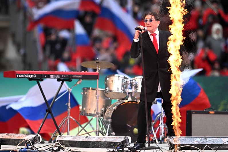 Певец Григорий Лепс выступает на митинг-концерте «Слава защитникам Отечества!».