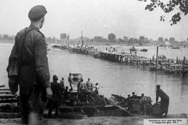 Строительство деревянного моста через Вислу. 1944 г.