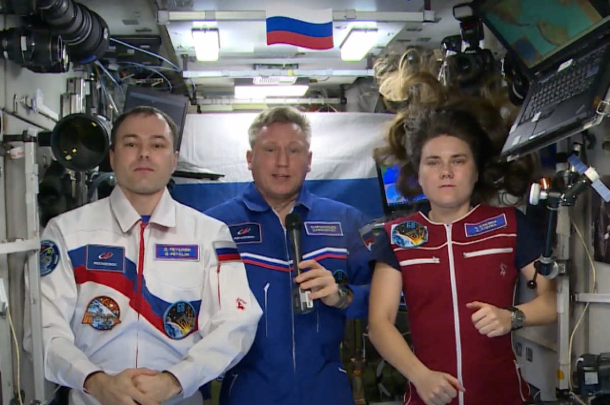 Космонавты на МКС поздравили россиян с Днем защитника Отечества