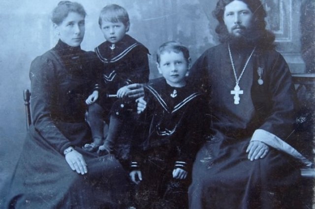 Николай Руднев с семьей в детстве.