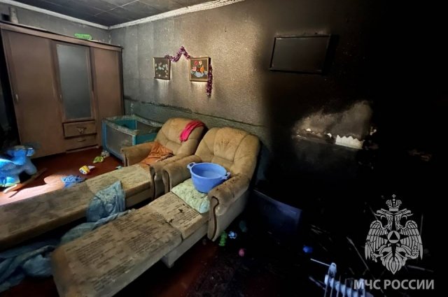 Пятерых детей спасли из горящей квартиры в Оренбурге.