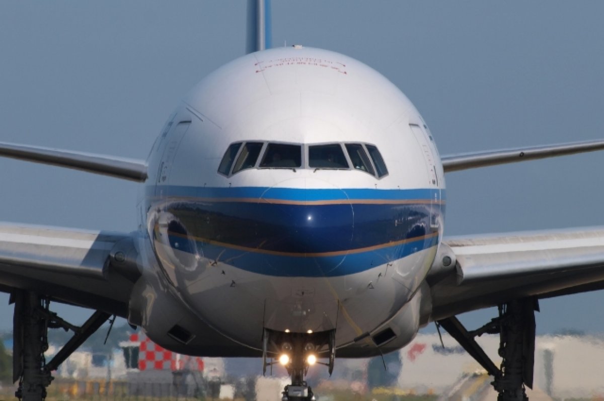 В Красноярске самолет аварийно сел из-за разгерметизации салона