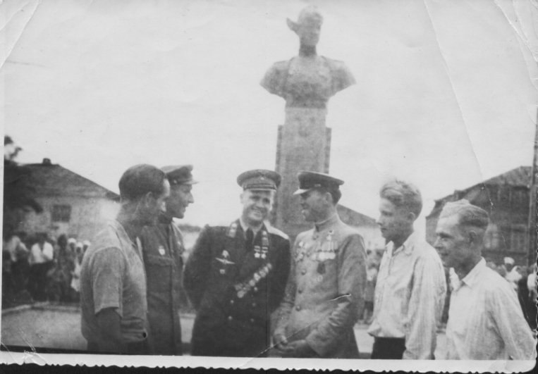 Герои СССР Николай Гулаев (третий слева) и Александр Рой (четвертый слева) на открытии бюста Гулаева в Аксае.