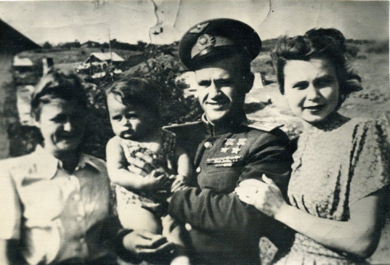 Николай Гулаев с семьей.