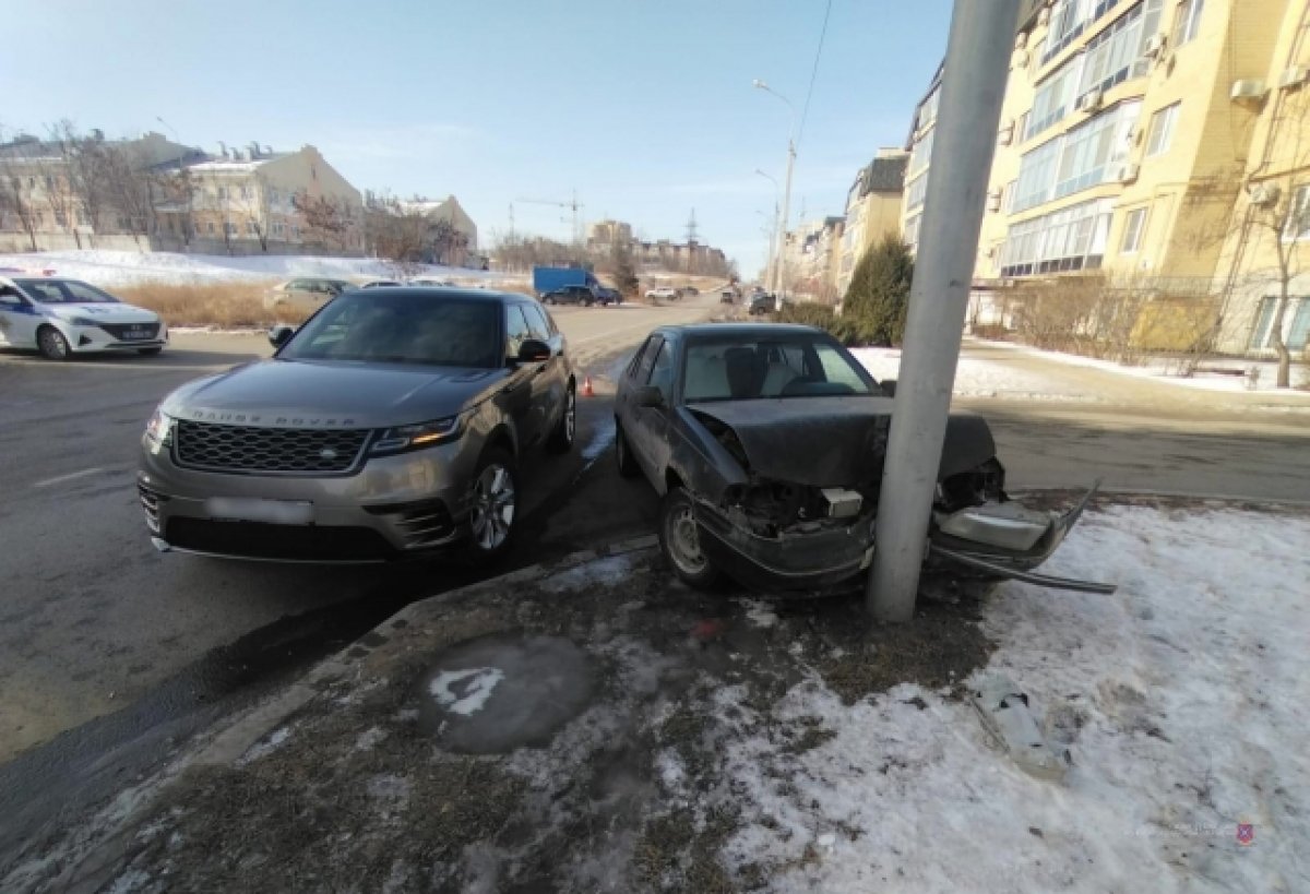 Корейское авто врезалось в столб из-за волгоградки на люксовом внедорожнике  | АиФ Волгоград