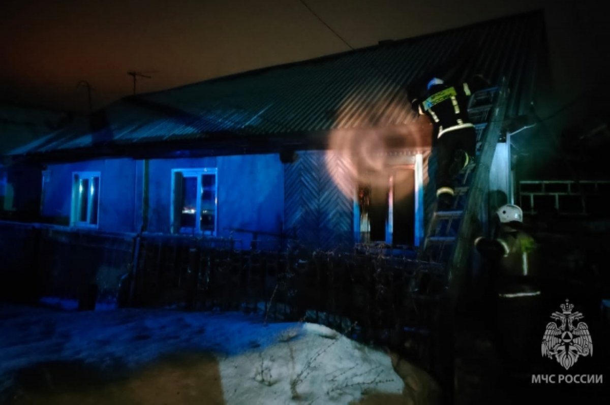 В Барнауле пожарные вынесли из огня пенсионерку