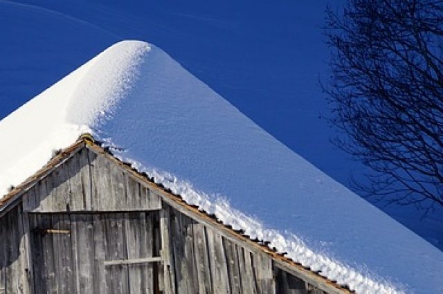 Оренбуржцам напомнили об опасности схода снега