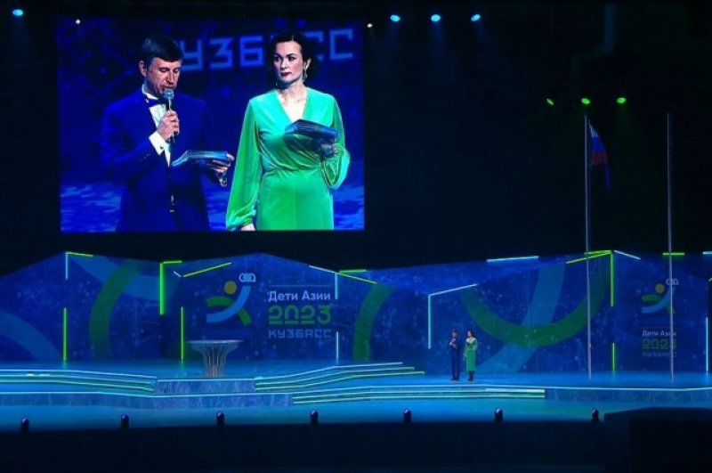 Ведущие открытия олимпийский чемпион Алексей Ягудин и телеведущая Наталья Литовко.