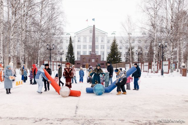В Ханты-Мансийске зиму проводили программой для детей и взрослых «Масленица-краса – русская душа»