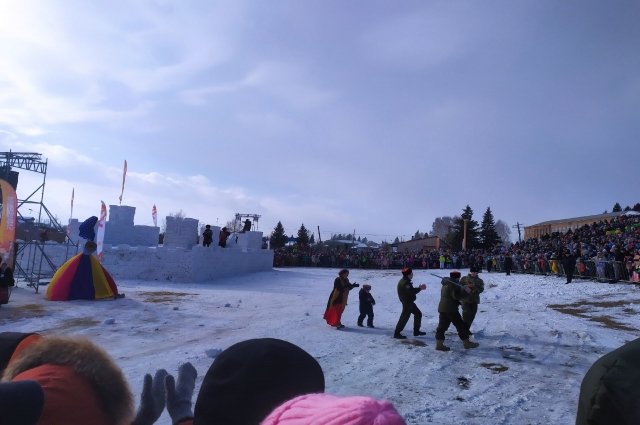 Главное событие праздника - реконструкция взятия снежного городка.