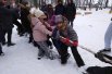 Настоящий аншлаг был на перетягивании каната. Соревновались классами и школами.