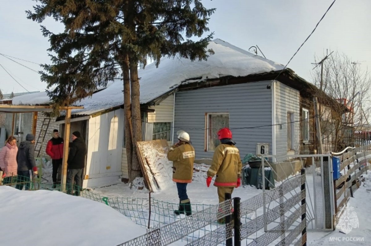 В Новоалтайске из-под завалов обрушившегося дома вытащили пожилую женщину