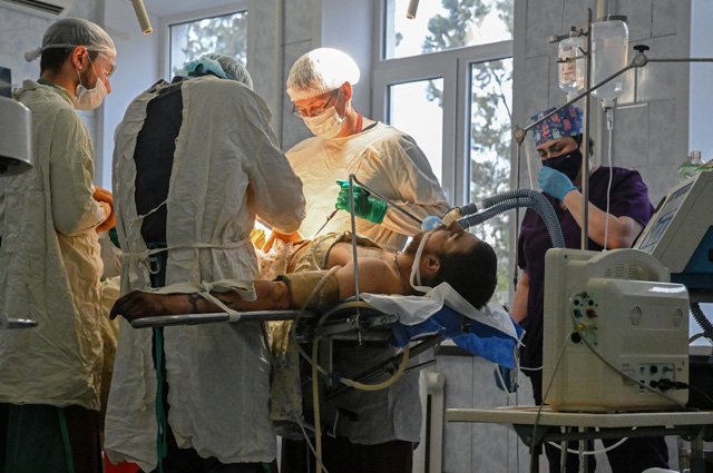 Медики оперируют военнослужащего Вооруженных сил Украины.