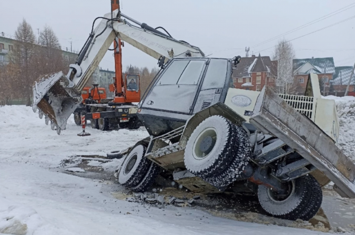 В Бердске экскаватор провалился в яму из-за коммунальной аварии | АиФ  Новосибирск