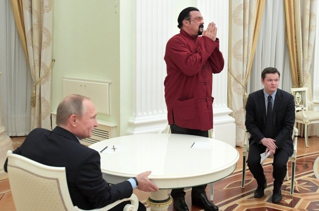 Владимир Путин и Стивен Сигал на встрече в Кремле, 2016 г.
