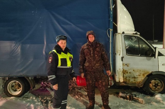 Абдулинские инспекторы ДПС помогли замерзающему на трассе газелисту.