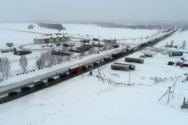 Пробка длиной в 14 км на Пермском тракте и мобильный комплекс от МЧС – реалии последних дней.