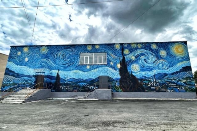 С некоторых пор Южноуральск можно назвать галереей под открытым небом - стены зданий украшают репродукции известных картин.